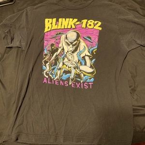 ✨ hot topic “Aliens Exist” blink-182 shirt ✨ unisex size M